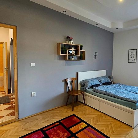 Lovely Central Apartment With Free Parking, Koezponthoz Koezeli 3 Szobas Lakas Gyor Ngoại thất bức ảnh