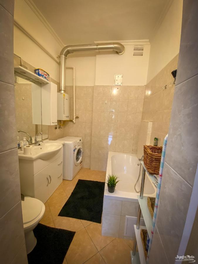 Lovely Central Apartment With Free Parking, Koezponthoz Koezeli 3 Szobas Lakas Gyor Ngoại thất bức ảnh