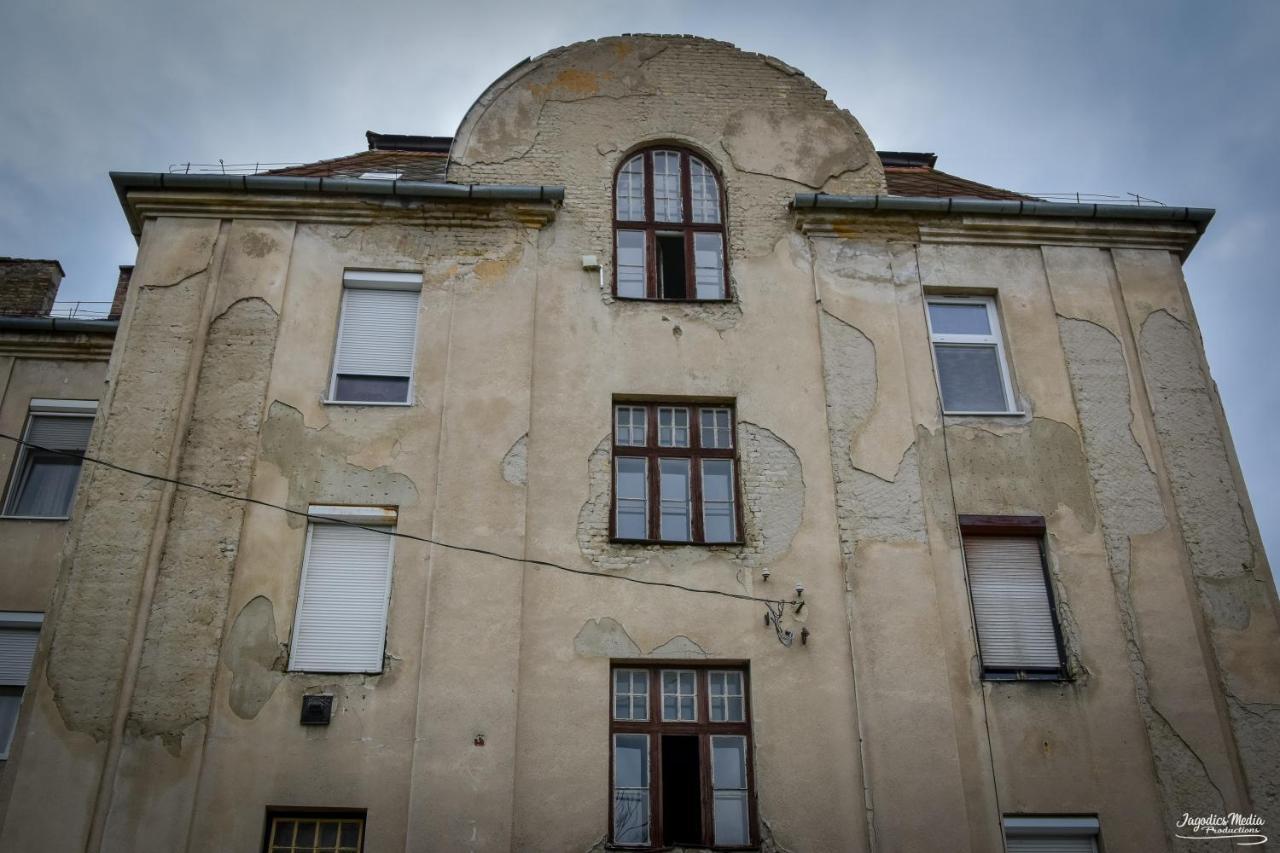 Lovely Central Apartment With Free Parking, Koezponthoz Koezeli 3 Szobas Lakas Gyor Ngoại thất bức ảnh