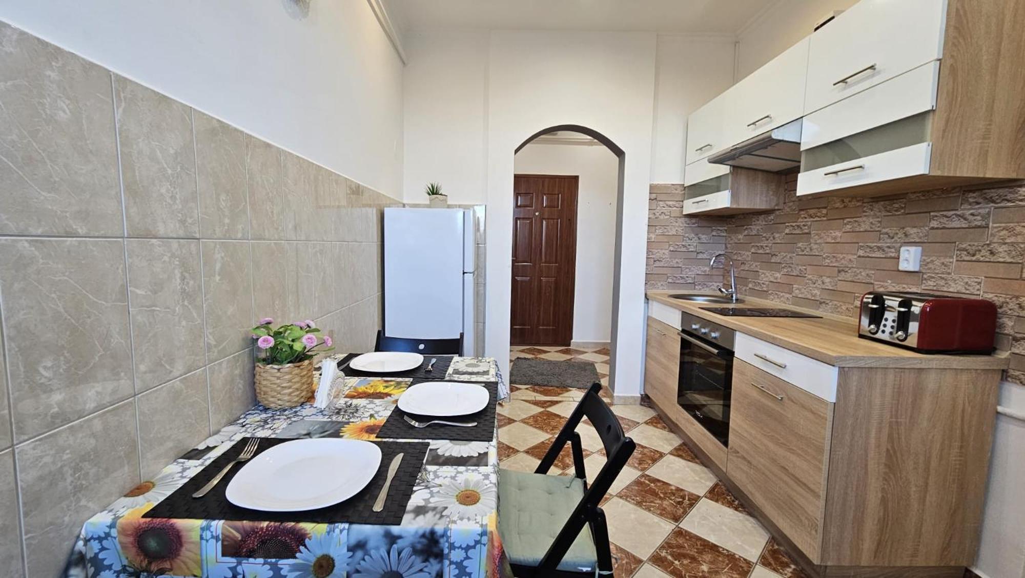Lovely Central Apartment With Free Parking, Koezponthoz Koezeli 3 Szobas Lakas Gyor Ngoại thất bức ảnh