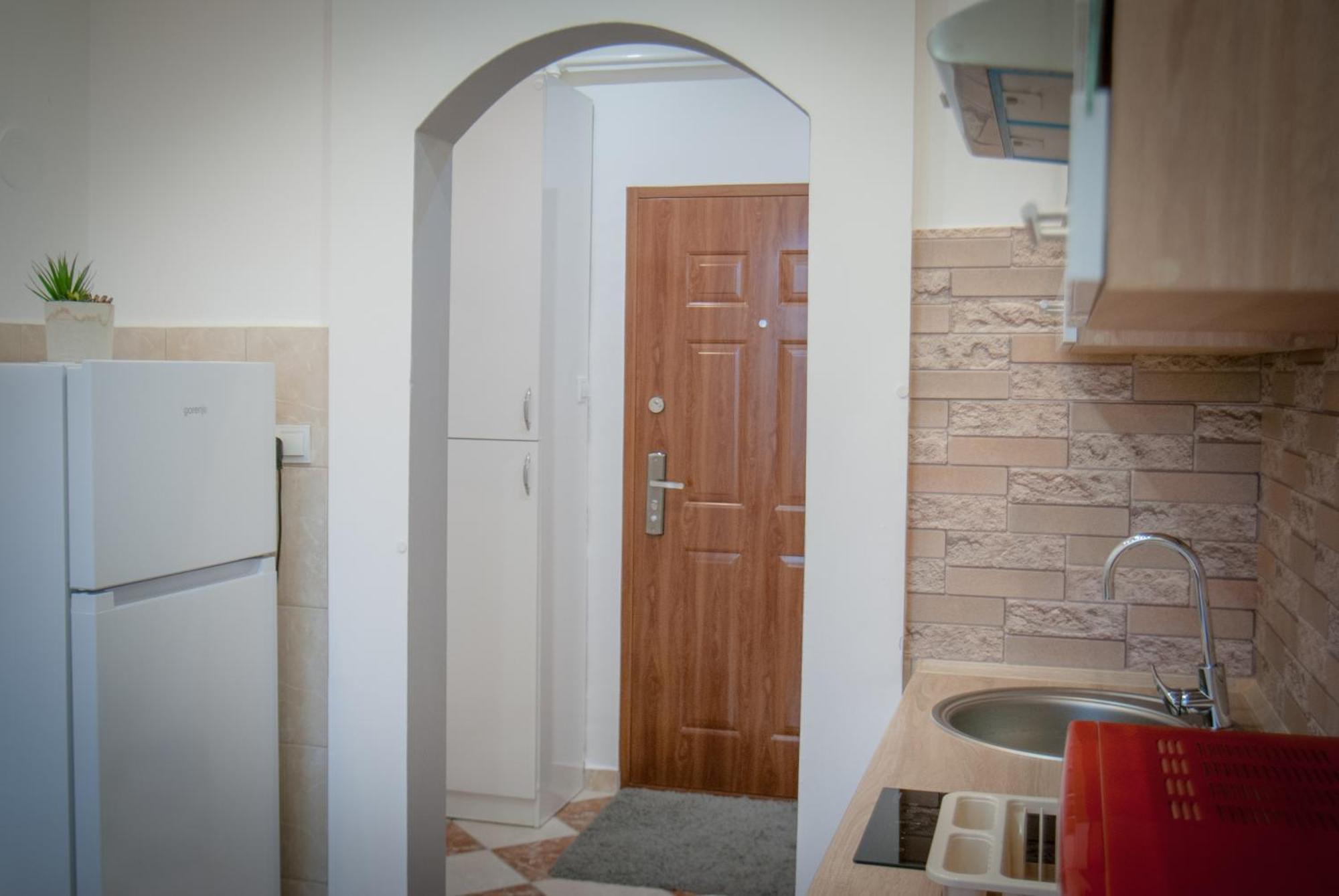 Lovely Central Apartment With Free Parking, Koezponthoz Koezeli 3 Szobas Lakas Gyor Ngoại thất bức ảnh